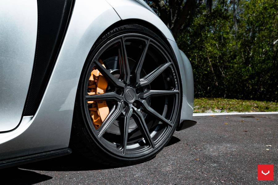 Детали экстерьера Lexus GS F on Vossen Wheels (HF-3) 2019 года  (фото 25 из 31)